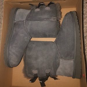 Ugg Bailey Bow II (like new!)